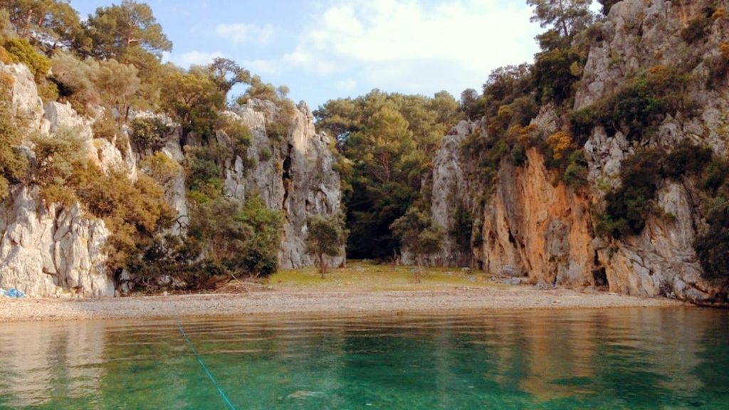 Ege’nin kalbinde, Göcek’in huzurlu kıyılarında keşfedilmeyi bekleyen bir doğa harikası: