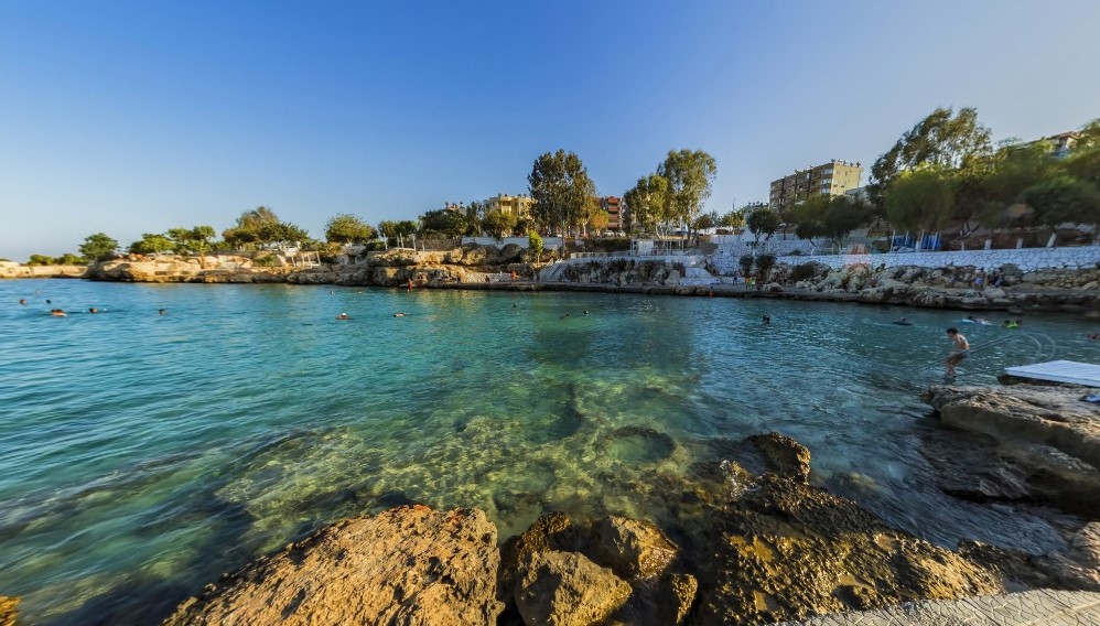 Mersin'in en güzel sahillerinden biri olan Yapraklı Koy, doğayla denizin