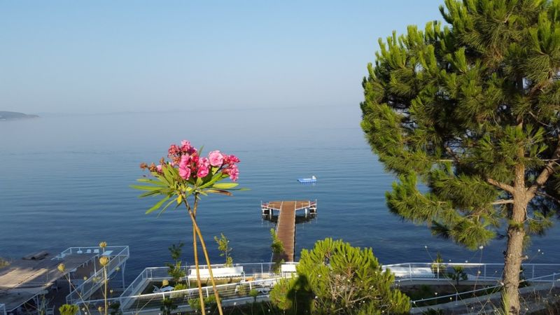 Balıkesir’in Burhaniye ilçesinde yer alan Pelitköy, berrak denizi, sakin plajları