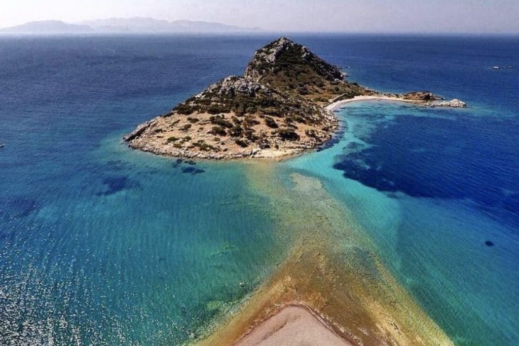 Muğla'nın Datça ilçesi, doğal güzellikleriyle olduğu kadar gizemli hikayeleriyle de