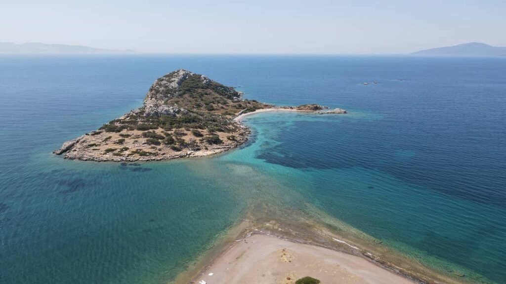 Ege’de Herkes Bu Koyu Konuşuyor: Sessizliğiyle Büyülüyor! perilikosk plaji 1024x576 1 - Marmara Bölge Gazetesi