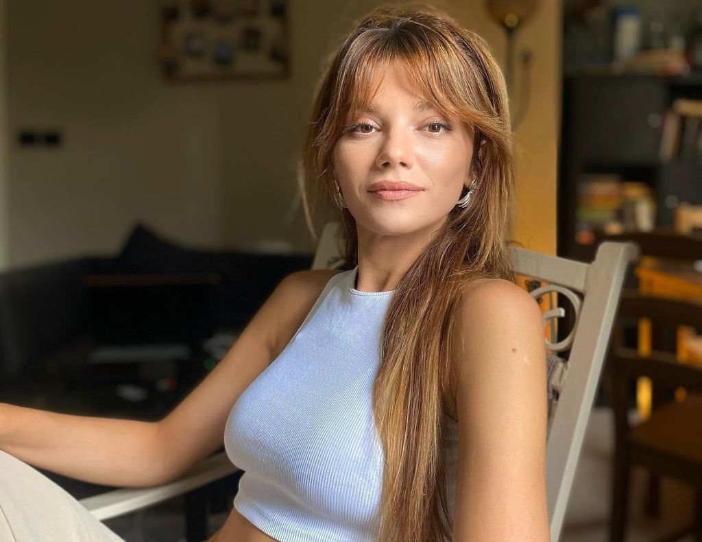 Uzak Şehir dizisinin yıldızı Sinem Ünsal, sezon arasını ailesiyle değerlendirdi.