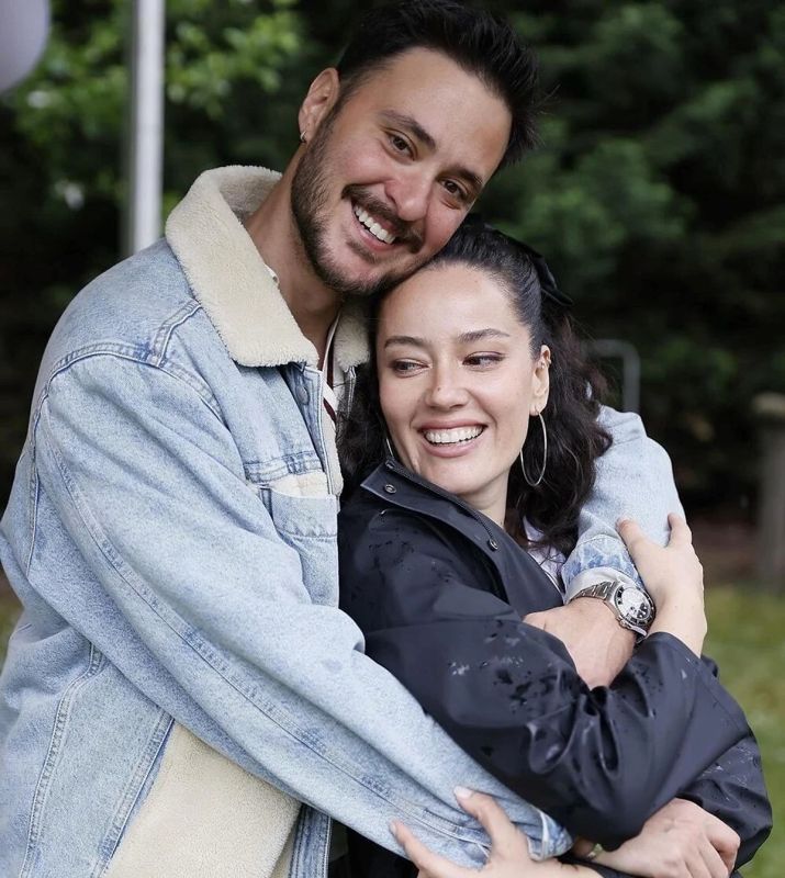 Uzun süredir haklarında boşanma söylentileri dolaşan Pelin Akil ve Anıl