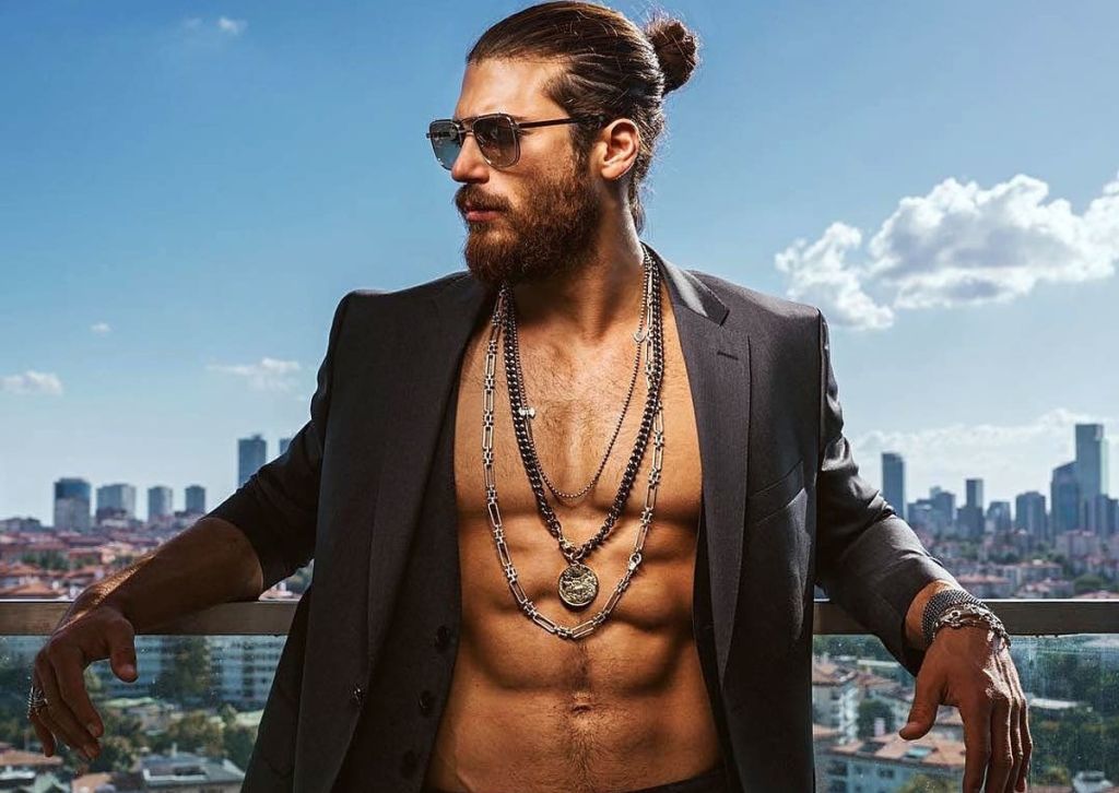 Ünlü oyuncu Can Yaman, son dönemde sadece projeleriyle değil, özel