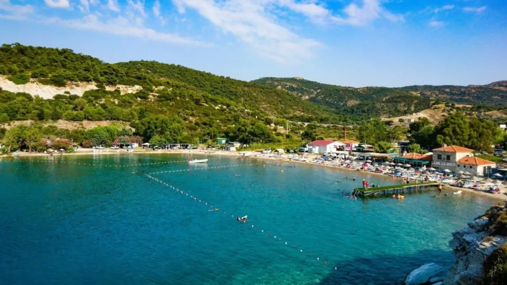 İzmir’in Foça ilçesinde, Yeni Foça ile Eski Foça arasında yer