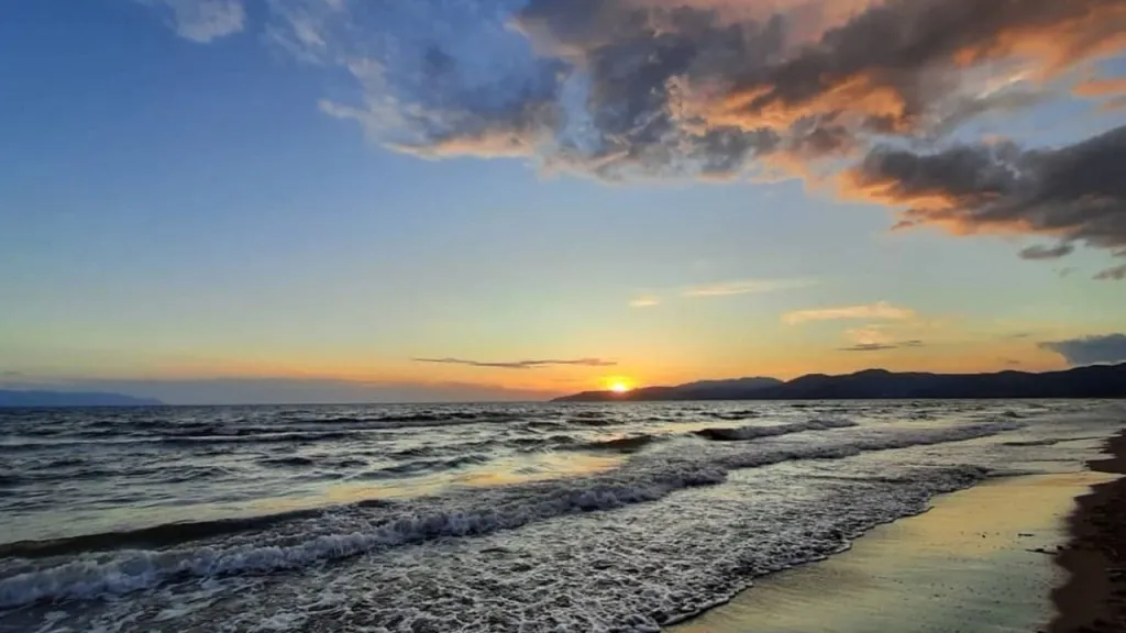 Giriş Ücreti Yok, Kalabalık Yok! İzmir’de Tatil İçin En Sakin 10 Kaçış Noktası selcukta sayisiz kral ve kralicenin yuzdugu pamucak sahili nerede 77 1 1 1 - Marmara Bölge Gazetesi