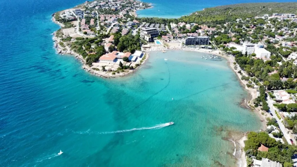 İzmir’in turizm cennetlerinden biri olan Çeşme, doğal güzellikleri ve şifalı