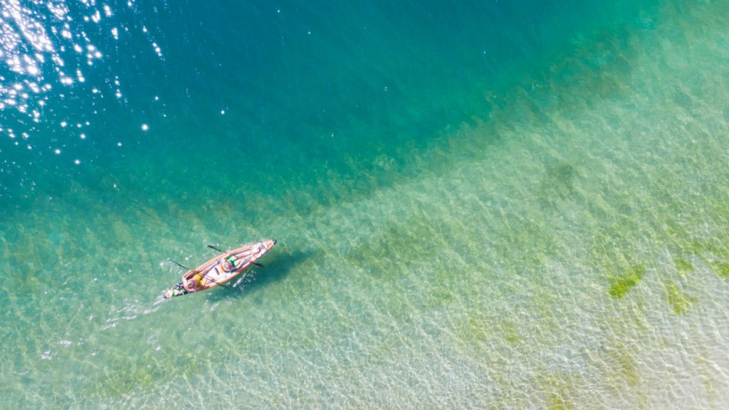 Balıkesir’in Erdek ilçesi, yaz sıcaklarından kaçıp serin sularda ferahlamak isteyenler