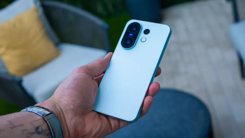 Kompakt Tasarım, Dev Performans: X200 FE Tüm Dikkatleri Üzerine Çekiyor! vivo x200 fe en la mano - Marmara Bölge Gazetesi