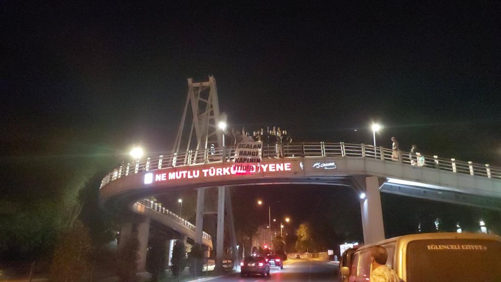 Balıkesir’de Gece Saatlerinde Dikkat Çeken Pankart! 1d9ca6bf 6c00 48cd ae0d 46f400c78e03 - Marmara Bölge Gazetesi