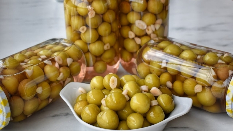 Yaz sofralarının yıldızı olan erik turşusunu kıvamında ve kıtır kıtır