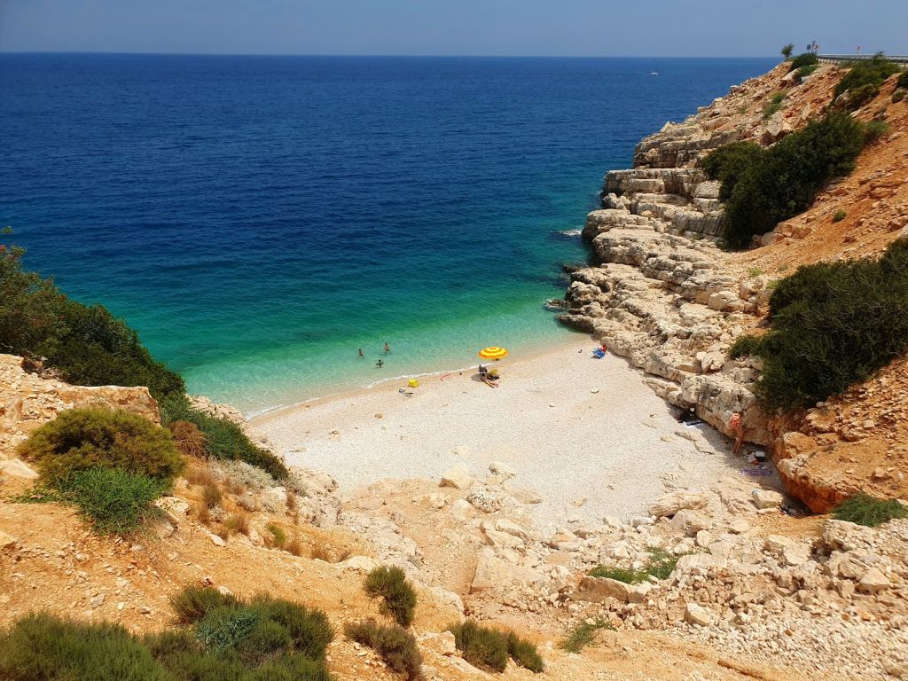 Antalya’nın turkuaz kıyılarında, Finike ile Demre arasında sessiz sedasız varlığını