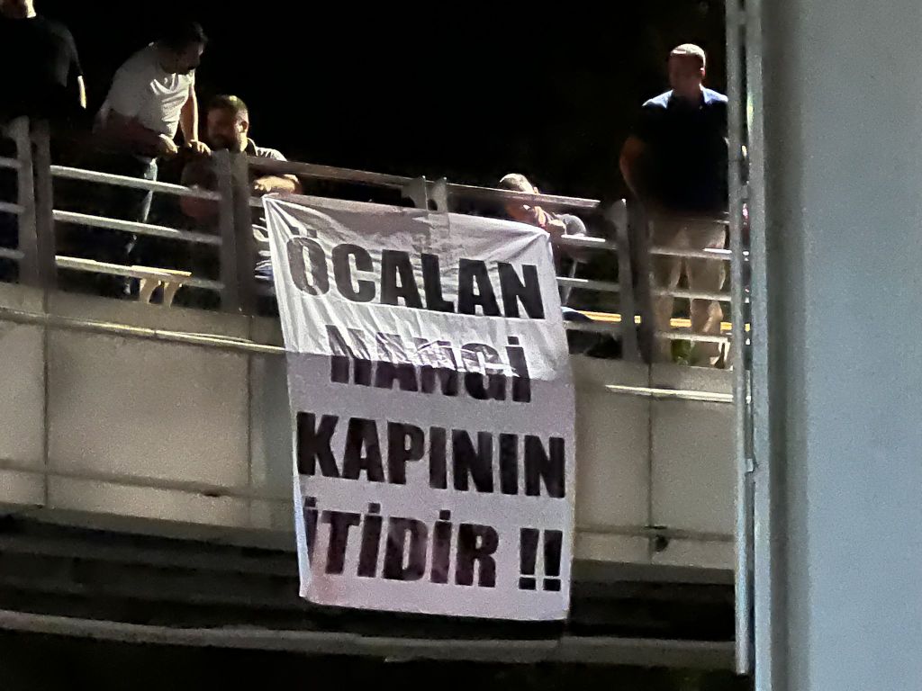 Balıkesir’de Gece Saatlerinde Dikkat Çeken Pankart! 22baaac4 1194 417d 88e2 1cbc246cea78 - Marmara Bölge Gazetesi