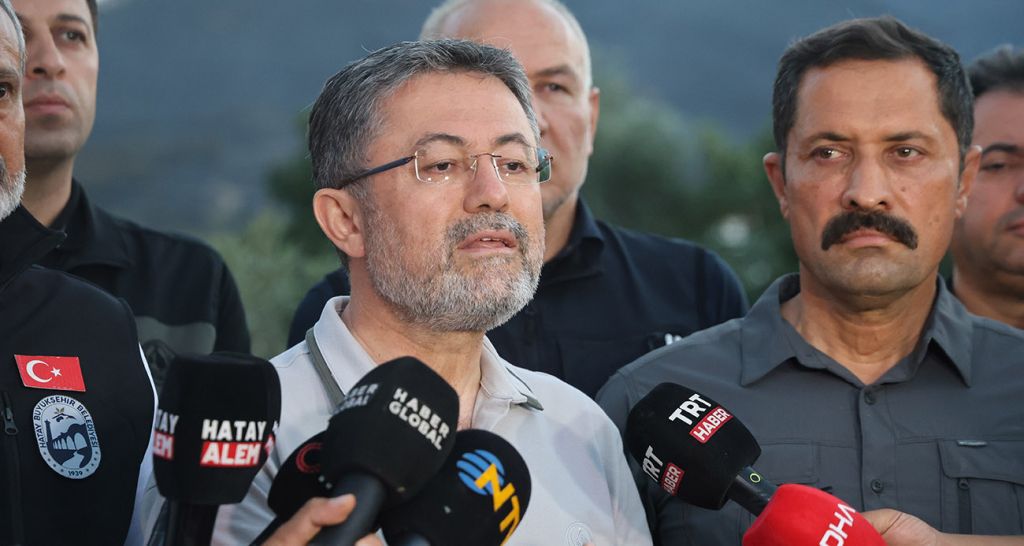 Tarım ve Orman Bakanı İbrahim Yumaklı, İzmir’in Çeşme ilçesindeki yangının