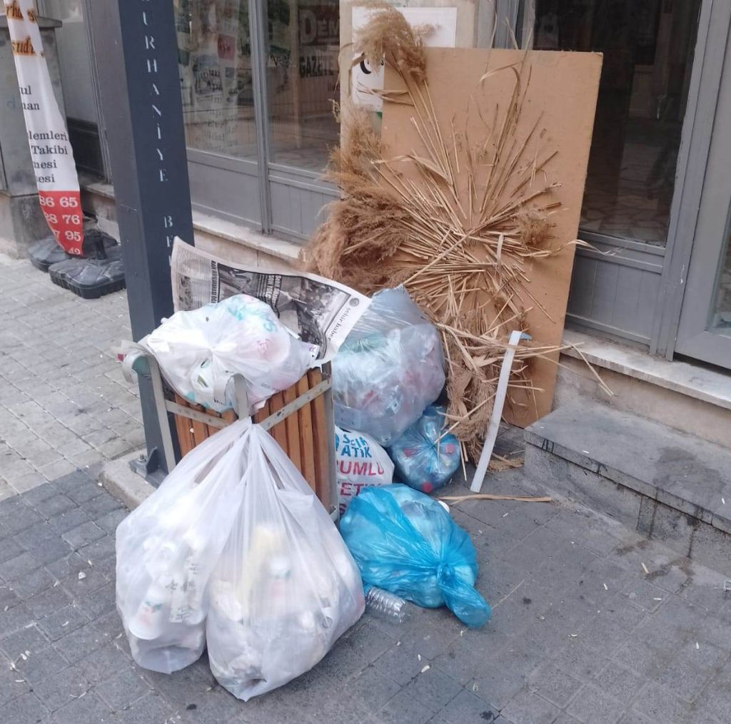 Burhaniye’de Cadde Çöpten Geçilmiyor! 504379693 10162885746420902 1761178776412021796 n - Marmara Bölge Gazetesi