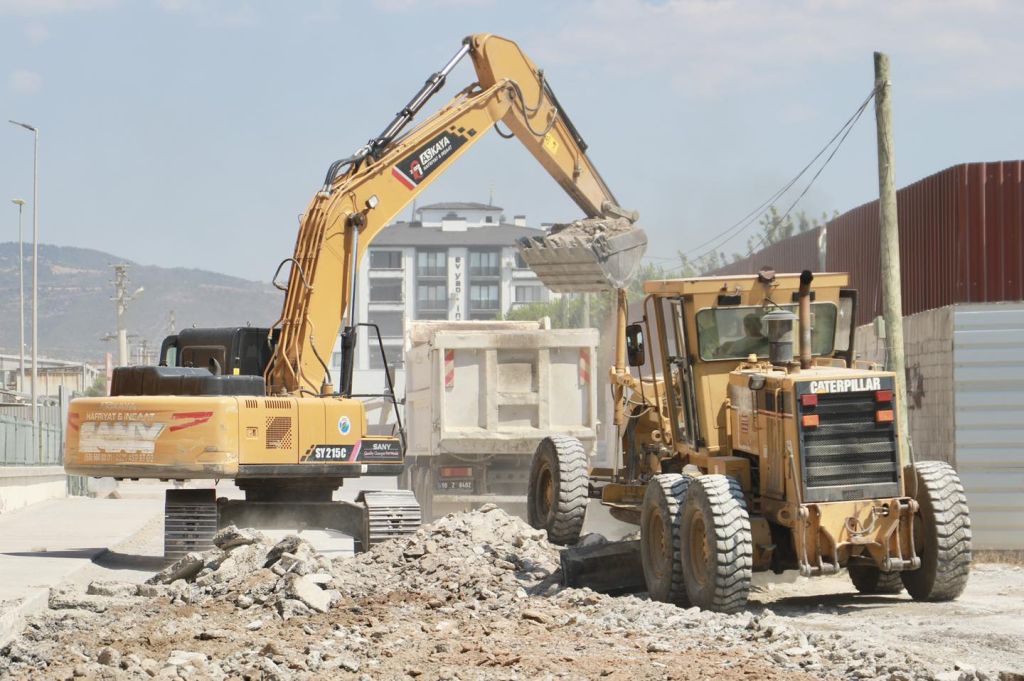 Burhaniye Belediyesi, ilçedeki ulaşım altyapısını güçlendirmek amacıyla yol yenileme çalışmalarını