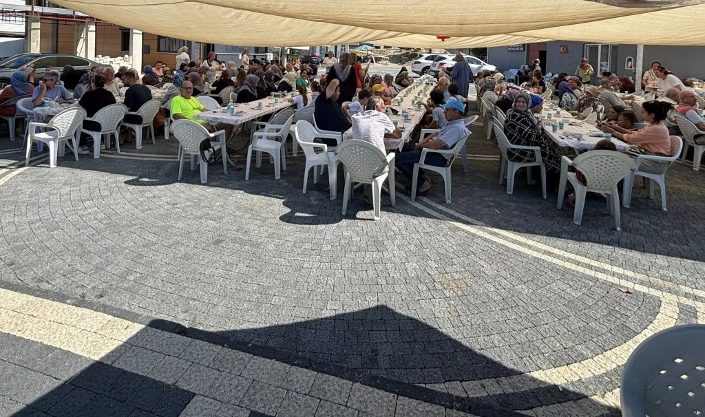 Erdek Belediye Başkanı Burhan Karışık, Şahinburgaz Mahallesi’nde düzenlenen yemek ve