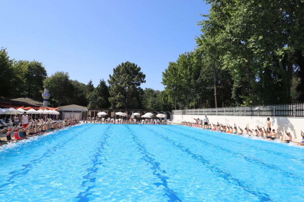 Gönen Belediyesi tarafından düzenlenen yüzme kursları, yaz sezonuna hareket ve