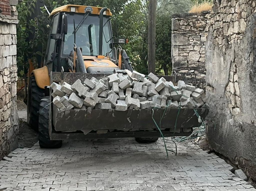 Bigadiç Belediyesi, ilçe genelinde başlattığı zemin iyileştirme ve parke taşı