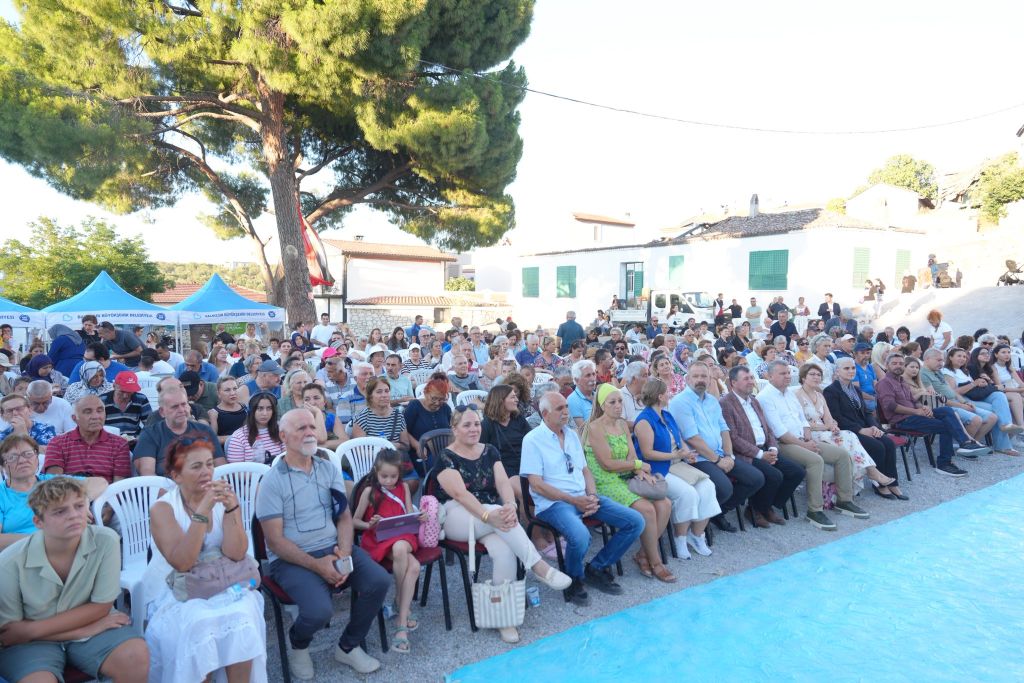 Gömeç Belediyesi tarafından bu yıl dördüncüsü düzenlenen Keremköy Festivali, renkli