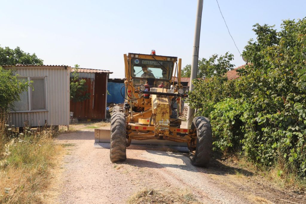 Gönen Belediyesi, ilçenin farklı mahallelerinde eş zamanlı olarak yürüttüğü altyapı,
