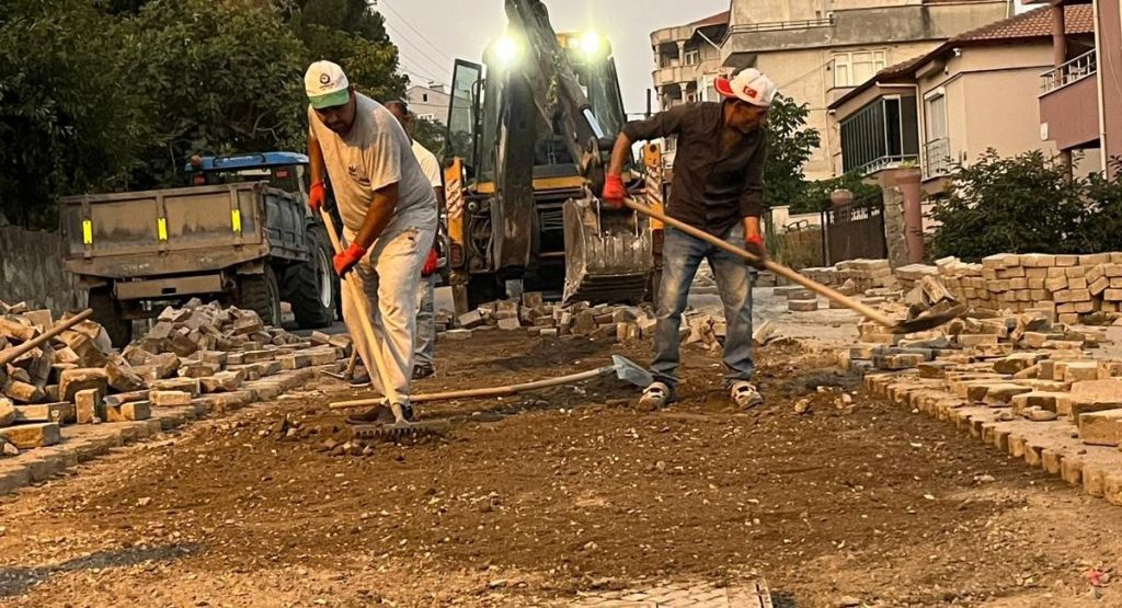 Bigadiç Belediyesi, Emek ve Fethibey mahallelerinde başlattığı yol düzenleme çalışmalarıyla