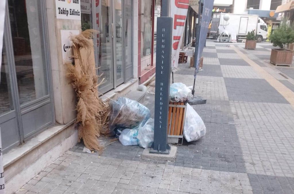 Burhaniye’de Cadde Çöpten Geçilmiyor! 517448700 10162885746385902 1012956576347076377 n - Marmara Bölge Gazetesi