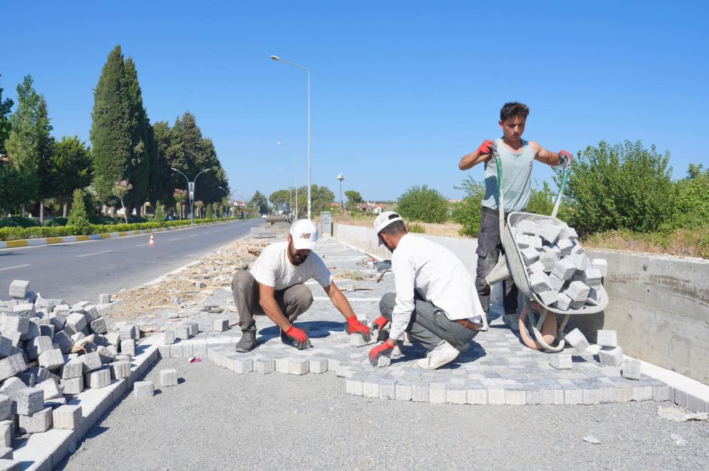 Burhaniye Belediyesi, ilçe genelinde başlattığı kapsamlı yol yenileme çalışmalarını aralıksız