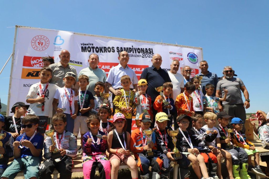 Türkiye Motosiklet Şampiyonası Gönen’de coşkuyla gerçekleşti. Yarışseverlerin akın ettiği organizasyonda