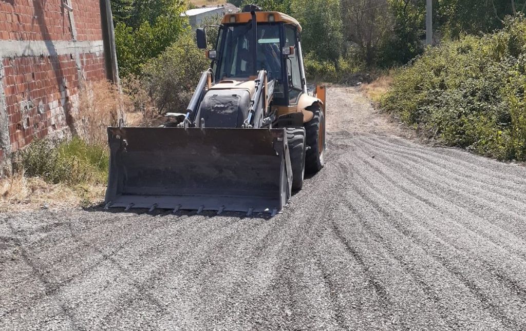 Balıkesir’in Bigadiç ilçesinde ulaşım altyapısını güçlendirmeye yönelik çalışmalar aralıksız sürüyor.
