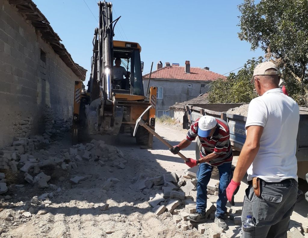 Bigadiç Belediyesi, ilçe genelinde başlattığı üstyapı hamlesini aralıksız sürdürüyor.