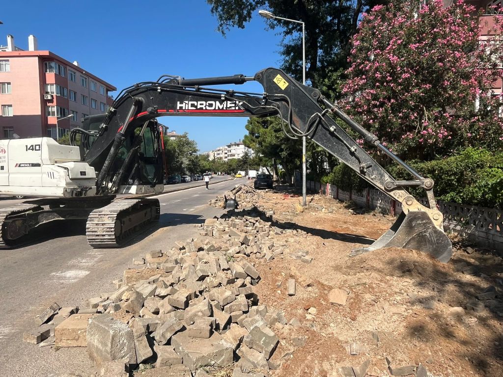 Bandırma’da Kaldırımlar Söküldü, Ortalık Savaş Alanına Döndü! 520057559 1285105662971784 8311043890795629678 n - Marmara Bölge Gazetesi