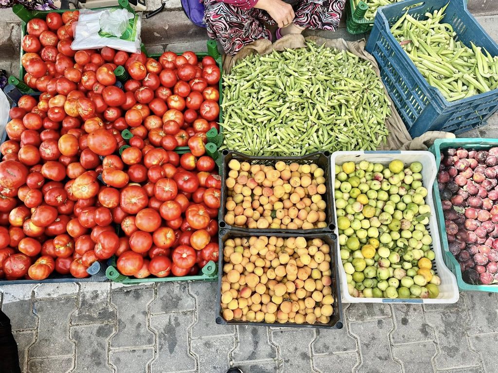 Havran Belediyesi’nin öncülüğünde kurulan Havran Köylü Pazarı, yerli üreticilerin el