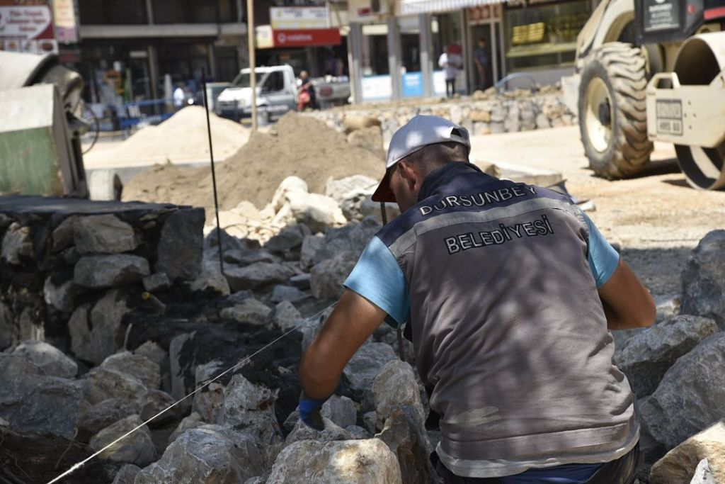 Dursunbey’in çehresini değiştirecek dev proje adım adım ilerliyor. İlçeye hem