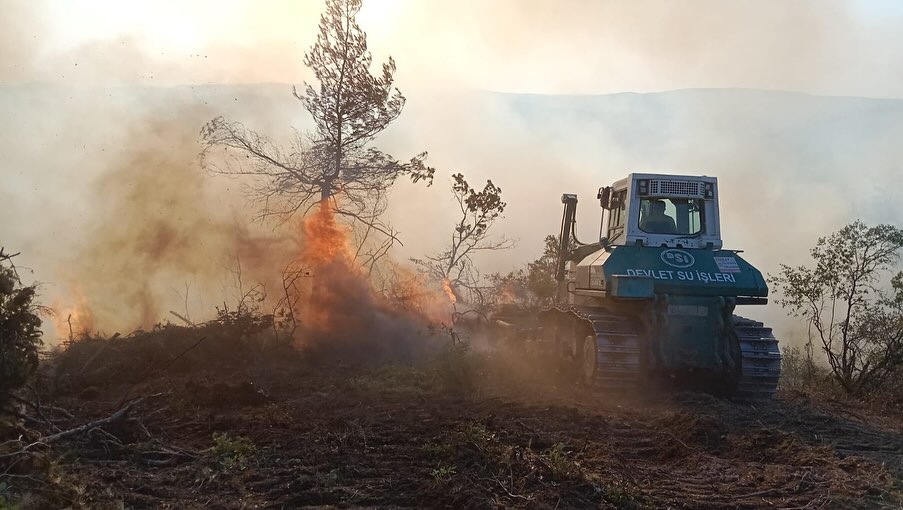 Balıkesir’in Altıeylül ilçesine bağlı Kiraz Mahallesi kırsalında çıkan orman yangınına