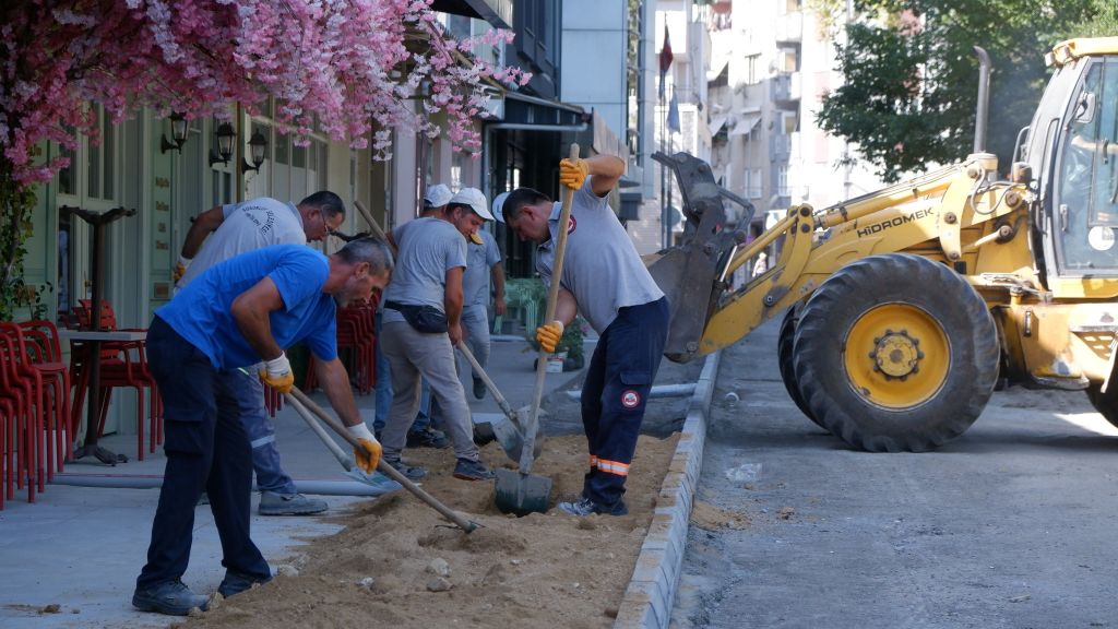 usurluk Belediyesi, ilçede devam eden asfalt yenileme ve peyzaj düzenleme