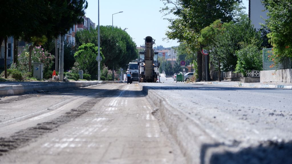 Balıkesir’in Susurluk ilçesinde yol ve kaldırım düzenlemeleri hız kesmeden devam