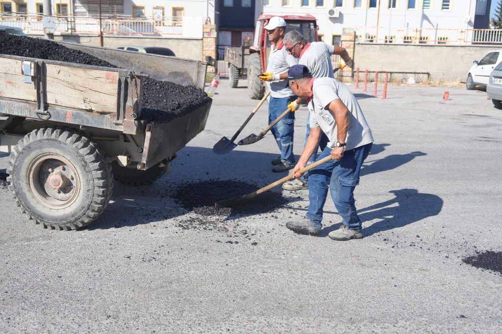 Burhaniye Sanayi Sitesi’nde altyapı çalışmaları sonrası bozulan yollar, belediye ekiplerinin