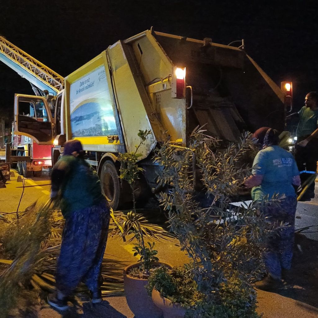 Ayvalık Belediye Ekipleri İş Başında 525667329 18492761608064151 508689182620033809 n - Marmara Bölge Gazetesi