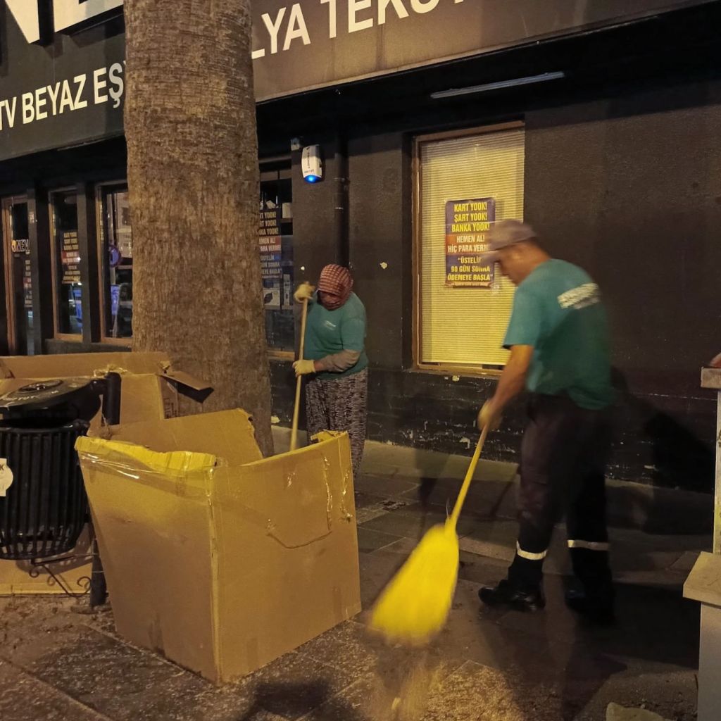 Ayvalık Belediye Ekipleri İş Başında 526703304 18492761626064151 879487402733056071 n - Marmara Bölge Gazetesi