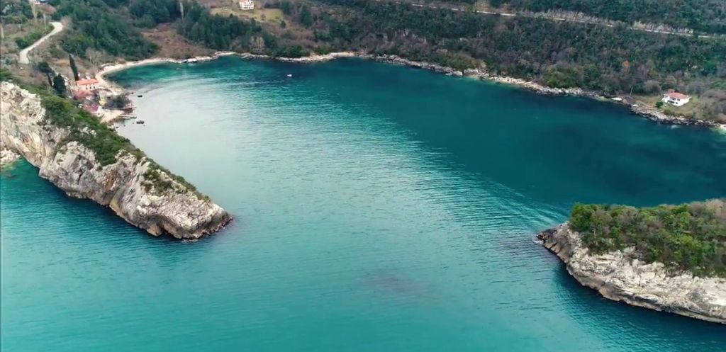 Kastamonu’nun Cide ilçesine yalnızca 10 kilometre mesafede bulunan Gideros Koyu,