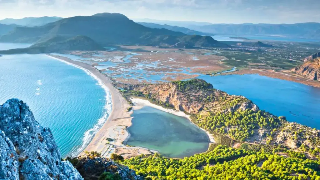 Muğla’nın Ortaca ilçesine bağlı Dalyan beldesinde yer alan İztuzu Plajı,