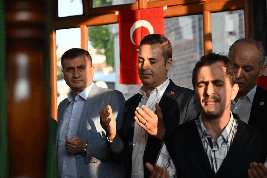 Balıkesir Büyükşehir Belediye Başkanı Ahmet Akın, Altınoluk'taki cami imar değişikliği