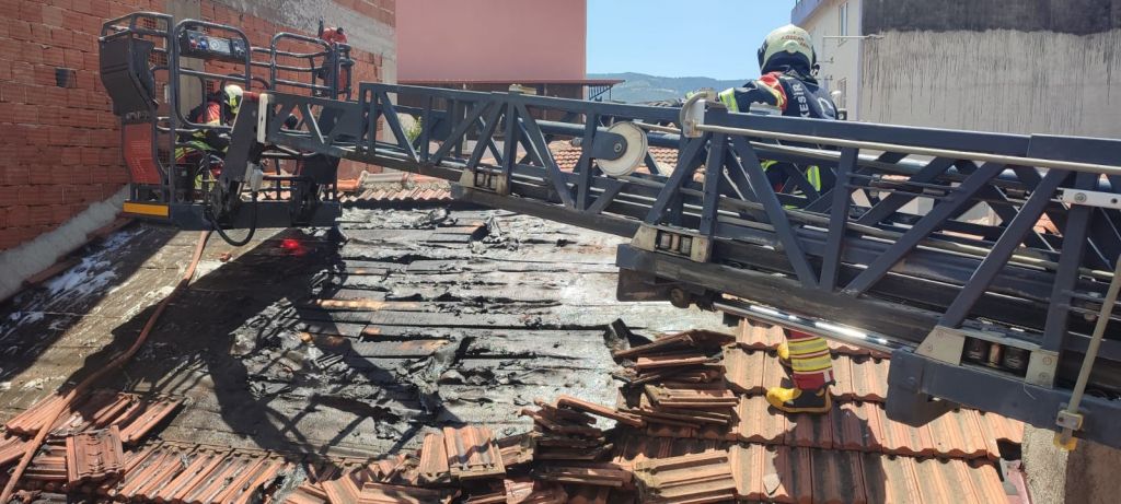 Hamambaşı Mahallesi’nde çıkan yangında bir ev tamamen kullanılamaz hale geldi.