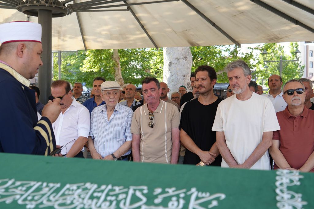 Balıkesirspor’un Efsanesi Hayatını Kaybetti, Torunu Ünlü Oyuncu Gözyaşlarını Tutamadı AW488350 04 - Marmara Bölge Gazetesi