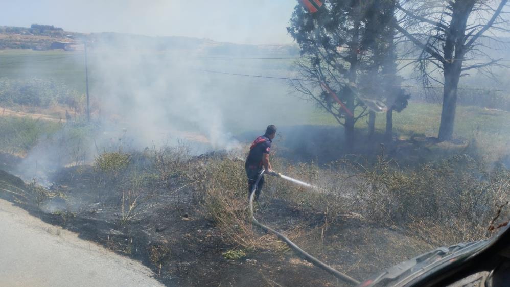 Balıkesir’in Bandırma ilçesinde farklı bölgelerde meydana gelen ot ve çöp