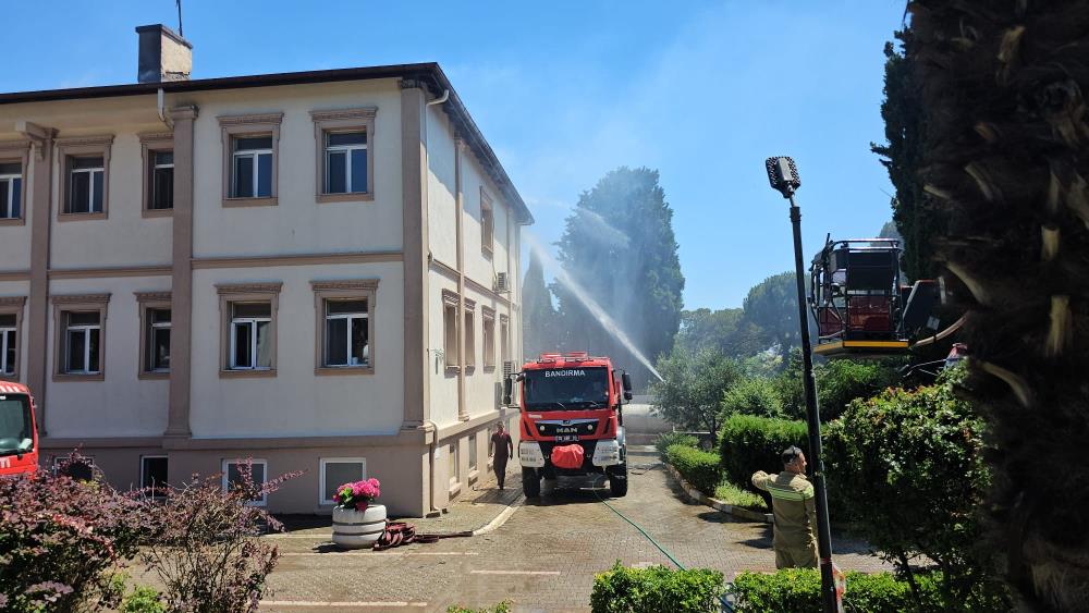 Bandırma'daki Enstitü Binasında Çatı Yangını! AW491118 02 - Marmara Bölge Gazetesi