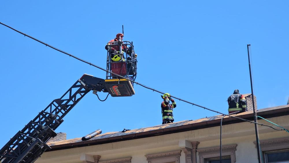 Bandırma'daki Enstitü Binasında Çatı Yangını! AW491118 03 - Marmara Bölge Gazetesi