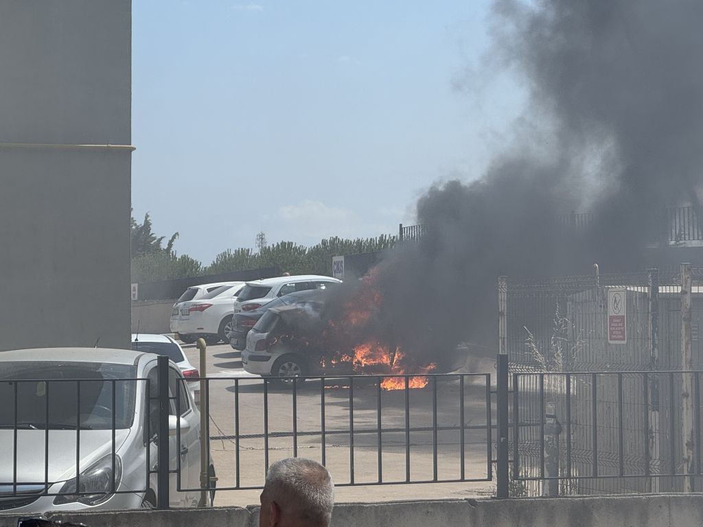 Hastane Otoparkında Korkutan Yangın! AW494209 03 - Marmara Bölge Gazetesi
