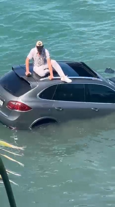 Ayvalık'ta Otomobil Denize Uçtu, Sürücü Tavanın Üzerinde Dakikalarca Yardım Bekledi AW496099 02 - Marmara Bölge Gazetesi